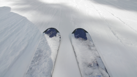 Skidåkning med knäont – ja, det går (och nej, du behöver inte ge upp backen)